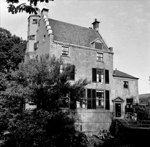 843170 Gezicht op de voor- en zijgevel van kasteel Oudaen (Zandpad 80) te Breukelen.N.B. De foto is gemaakt ten behoeve ...